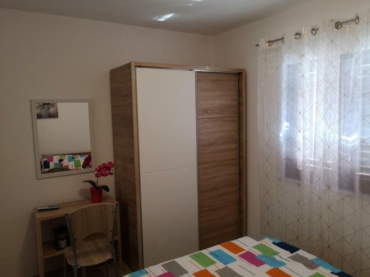 Tomek Apartment Vir Ngoại thất bức ảnh